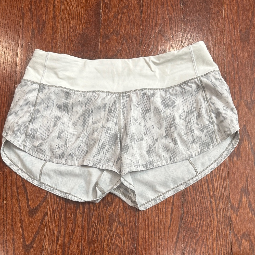 LuLulemon Women's Gray Patterned Shorts size 4